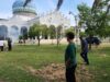 Geber Masjid di Jeunieb, KUA dan Warga Serentak Bersihkan Masjid Baiturrahim