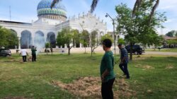 Geber Masjid di Jeunieb, KUA dan Warga Serentak Bersihkan Masjid Baiturrahim