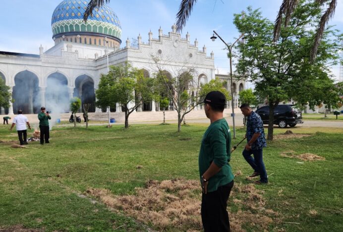 Geber Masjid di Jeunieb, KUA dan Warga Serentak Bersihkan Masjid Baiturrahim