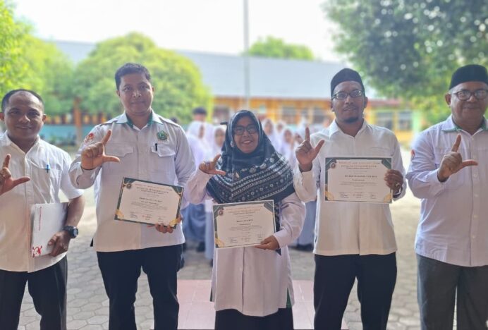 Kepala Madrasah, 3 Guru dan 27 Siswa MAN 1 Aceh Besar Terima Penghargaan Penulis Nasional dari Nyalanesia