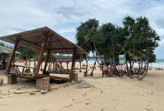 Angin Kencang Terjang Wisata Tebing Lampuuk