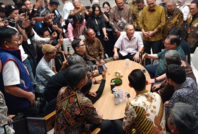 Bersama Menko Airlangga, Jusuf Hamka Borong 60 Land Cruiser FJ