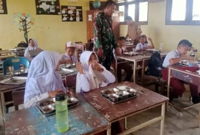Babinsa di Singkil Dampingi Pendistribusian MBG