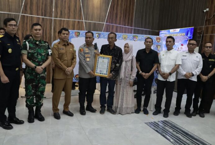 Kapolda Aceh Beri Penghargaan kepada Almarhum Pratu Galuh Nugraha