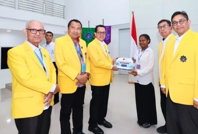 Mahasiswa Baru UTU Terima Beasiswa KIP Kuliah dan ADik