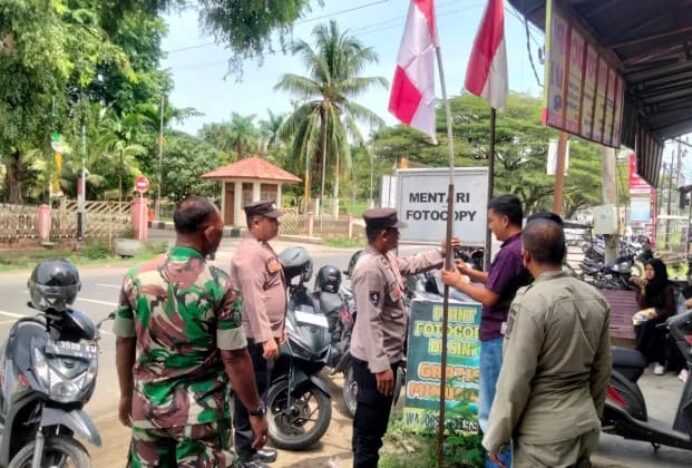 Polisi, TNI dan Satpol PP Ajak Warga Kibarkan Bendera