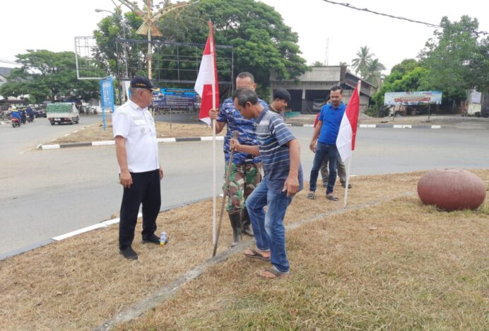 Sambut HUT RI ke-81, Forkopimcam Blang Bintang Gotong Royong Hias Jalanan dengan Bendera Merah Putih