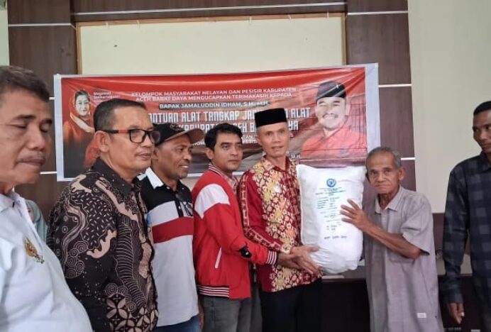 Jamaluddin Idham Salurkan Bantuan Alat Tangkap untuk Nelayan Abdya