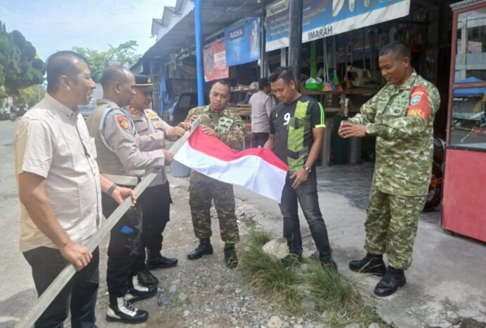 Sambut HUT ke-81 RI, Koramil 01/Seulimeum Bersama Muspika Gelar Gotong Royong dan Kibarkan Merah Putih