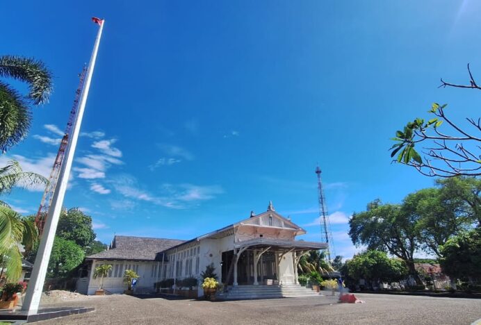 Massa Aksi Rusak Pintu Pagar Pendopo Gubernur Aceh, Kibarkan Bendera Bulan Bintang