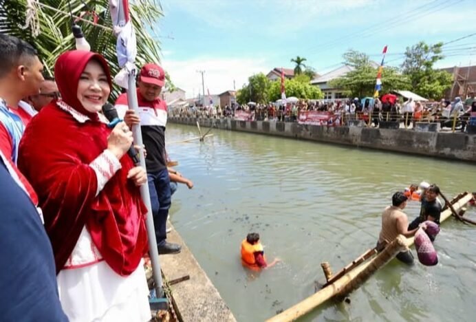 Semarak HUT Kemerdekaan, Wali Kota Illiza Ikut Pandu Perlombaan Pukul Bantal di Sungai Lampaseh