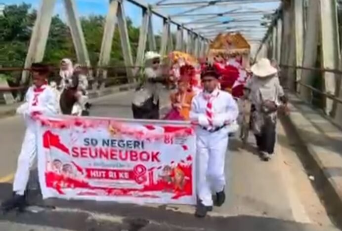 Siswa SDN Seuneubok Ramaikan Karnaval HUT ke-81 RI di Seulimeum