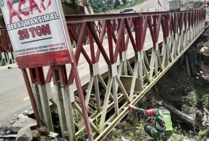 Babinsa Pantau Jembatan Bailey Burni Pase