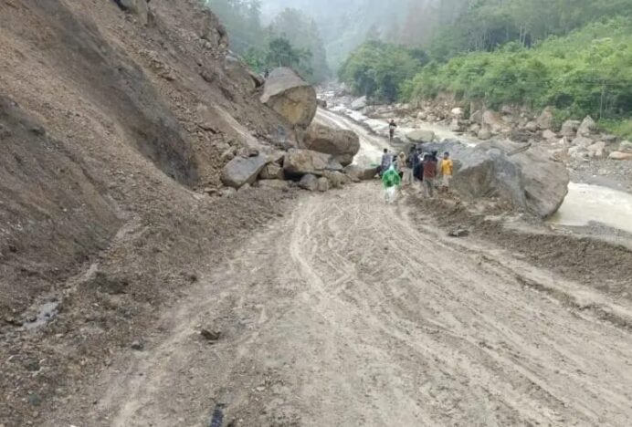 Jalan Lintas Provinsi Gayo Lues-Aceh Timur Tertimbun Batu di Berawang Salam