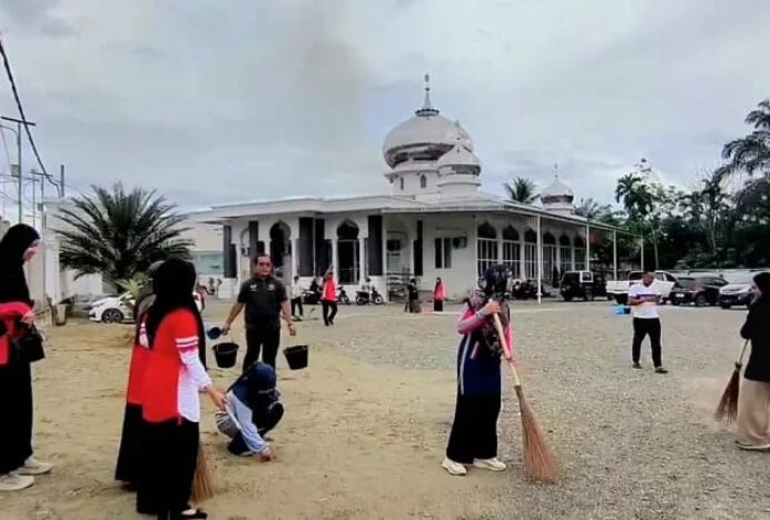 Sambut HUT RI, Kemenag Aceh Barat Ikuti Gerakan Bersih 81 Ribu Masjid