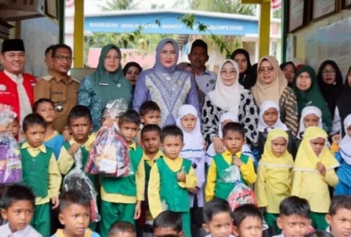 Kak Na dan Satu Cup Eskrim untuk Para Siswa Tangguh Bireuen