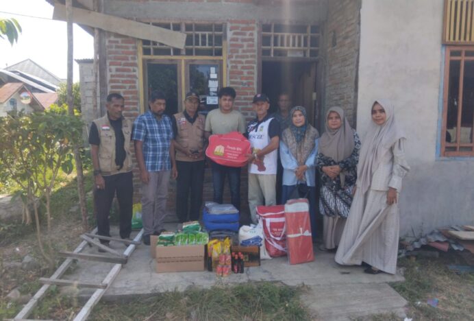 Dinsos Aceh Besar Salurkan Bantuan Masa Panik Korban Angin Kencang di Krueng Barona Jaya