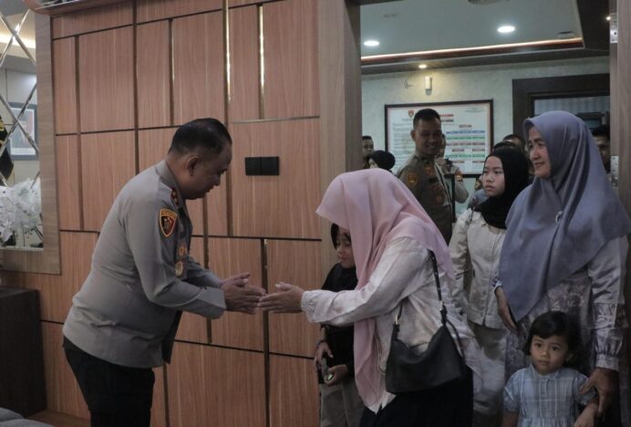 Kapolda Aceh Serahkan Jaminan Kecelakaan Kerja kepada Keluarga Alm Bripka Kurniadi