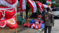 Jelang HUT ke-81 RI, Lapak Penjual Bendera di Jalan Teuku Umar Banda Aceh Ramai Pembeli