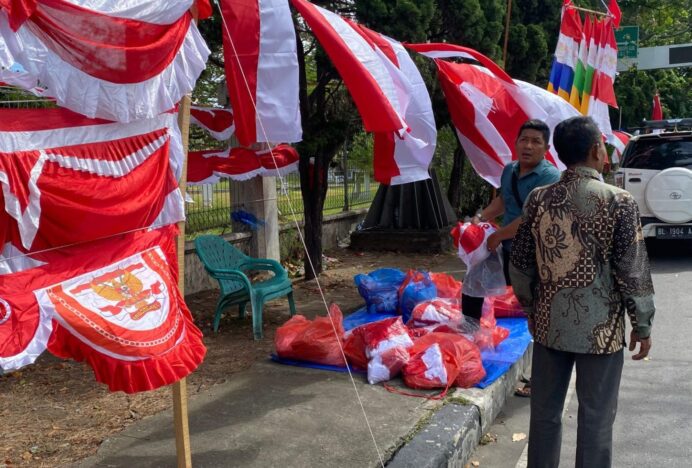 Jelang HUT ke-81 RI, Lapak Penjual Bendera di Jalan Teuku Umar Banda Aceh Ramai Pembeli