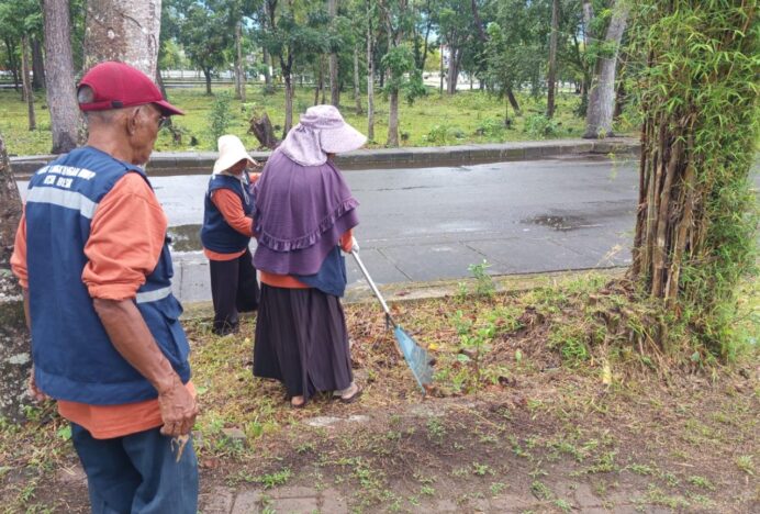 Sambut HUT ke-81 RI, DLH Aceh Besar Bersihkan Lapangan Bungong Jeumpa