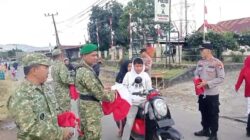 Forkopimcam Permata Bagikan 200 Bendera Merah Putih kepada Masyarakat