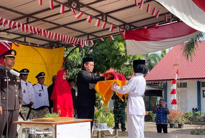 Plt Camat Abubakar Pimpin Upacara HUT ke-81 RI di SMAN 1 KBJ
