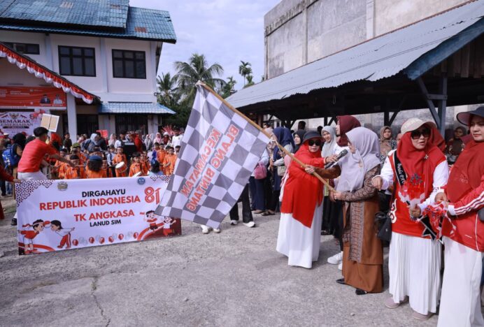 Ketua Pokja Bunda PAUD Aceh Besar Lepas Peserta Karnaval HUT ke-81 RI Tingkat PAUD