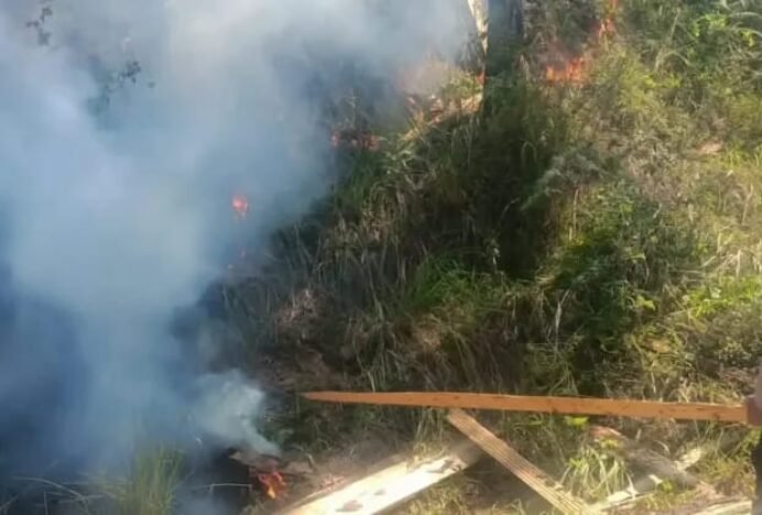 Polsek Bukit Bersama Warga Padamkan Kebakaran Lahan di Tingkem Bersatu