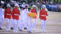 Cut Nadhifa Alisha, Siswi SMA Negeri 1 Kota Jantho Dipercaya Membawa Baki Bendera Merah Putih