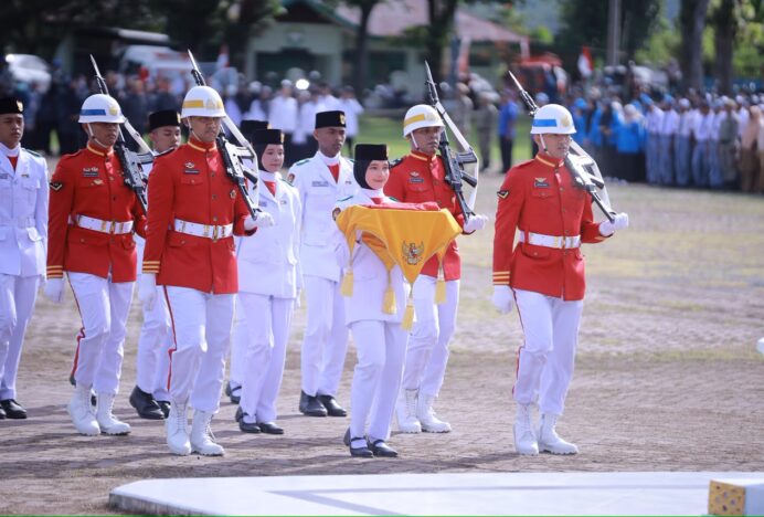 Cut Nadhifa Alisha, Siswi SMA Negeri 1 Kota Jantho Dipercaya Membawa Baki Bendera Merah Putih