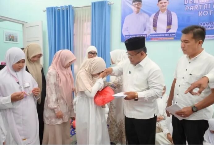 Aminullah Santuni Anak Yatim pada Tasyakuran HUT ke-28 PAN