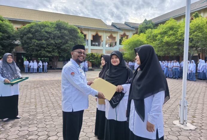MAN Sabang Berikan Apresiasi Kepada Guru Pembimbing Berprestasi