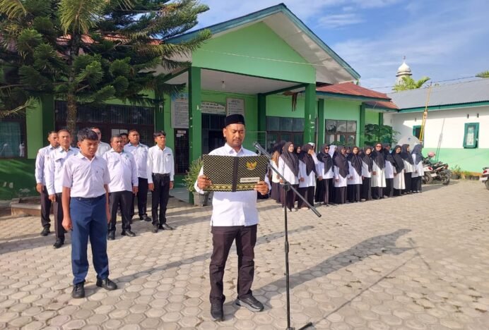 Ketua Bidang Kerja Sama dan Kemitraan PMI Aceh Besar Jadi Pembina Upacara di MTsN 6