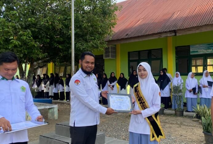 MAN 3 Aceh Besar Apresiasi Guru Penulis dan Murid Berprestasi