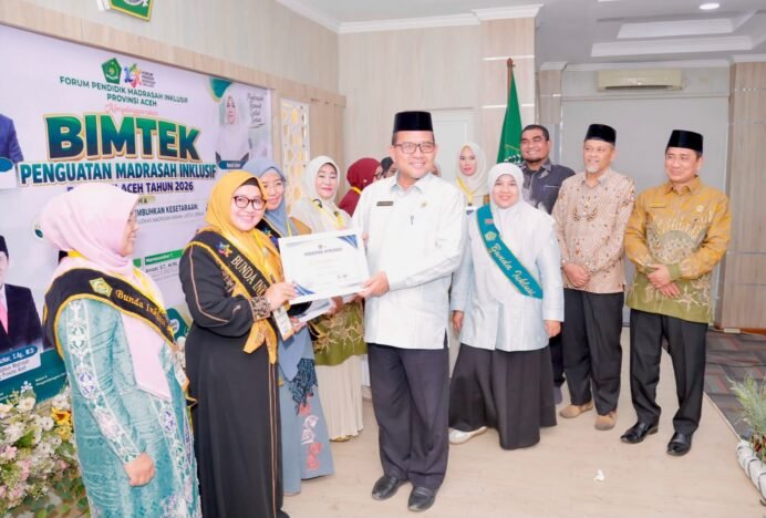 Wakili Kemenag Aceh Besar, Yasmaidar Terima Anugerah Bunda Inklusi Inovatif