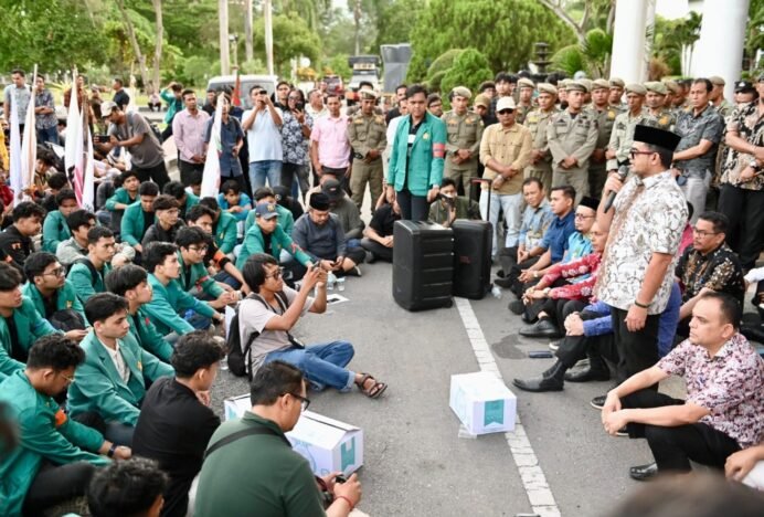 Terima Demo Mahasiswa USK, Plt Sekda Aceh: Kami Tidak Eksklusif, Komunikasi Terbuka Setiap Saat