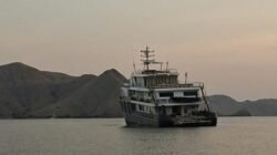 Kapal Pesiar Kandas di Perairan TN Komodo
