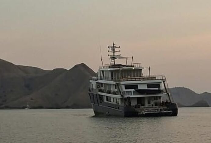 Kapal Pesiar Kandas di Perairan TN Komodo