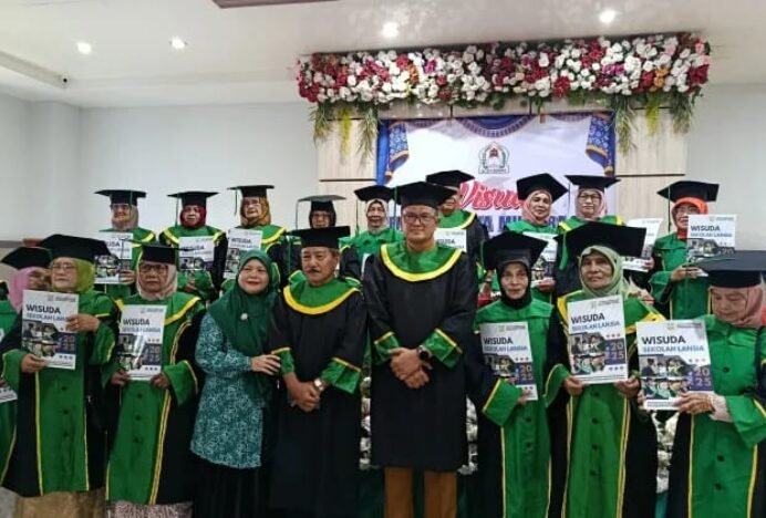 Sekolah Lansia Mutiara Senja Wisuda 22 Peserta