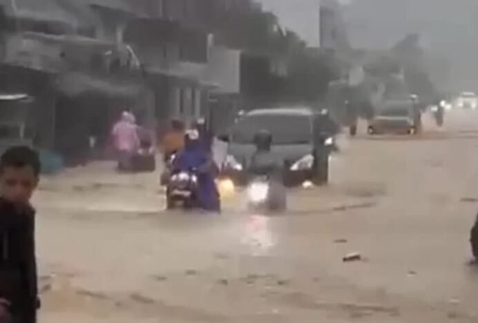 Hujan Deras Mengguyur, Jalan Lintas Desa Air Berudang Tapaktuan Terendam Banjir