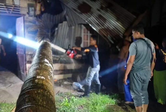 Pohon Tumbang Timpa Rumah Warga Banda Masen, Rusak Berat