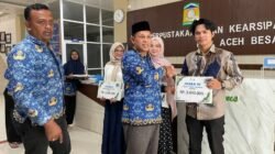 Kepala Dispusip Aceh Besar Serahkan Hadiah Pemenang Lomba Film Konten Literasi