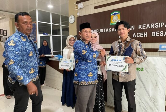 Kepala Dispusip Aceh Besar Serahkan Hadiah Pemenang Lomba Film Konten Literasi