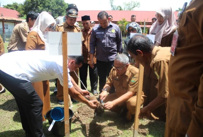 Penghijauan Produktif di SLB Negeri Kota Jantho, Farhan AP: Menjaga Alam Adalah Tanggung Jawab Bersama