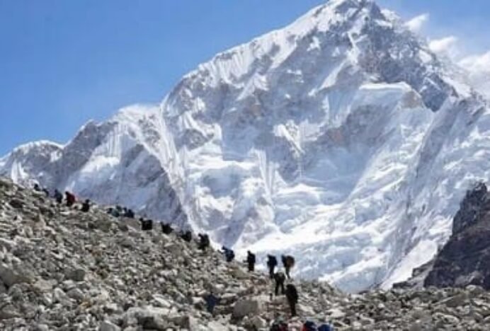 Air Kencing Berkontribusi Bikin Gletser Gunung Everest Cepat Mencair
