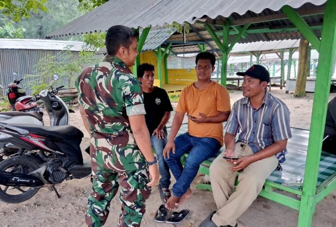 Babinsa Mon Ikeun Sapa Wisatawan, Jaga Kenyamanan Pengunjung di Kawasan Lhoknga