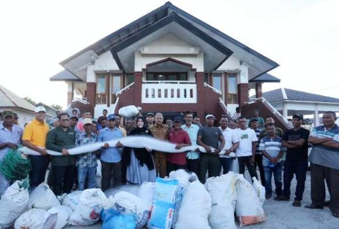 Walkot Banda Aceh Serahkan Alat Tangkap Ikan untuk Nelayan Tradisional di Alue Naga