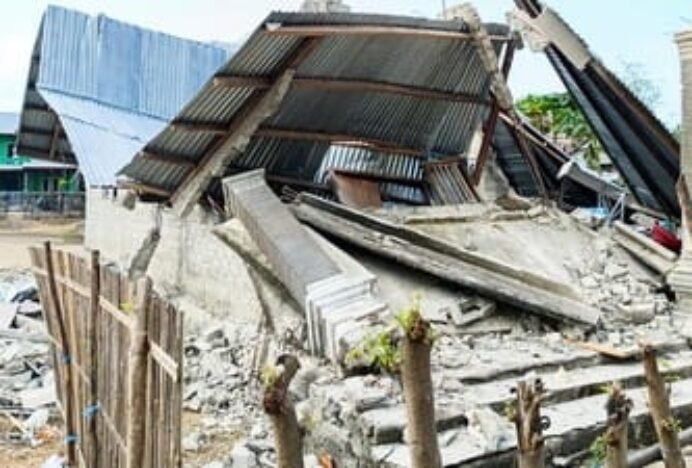 Rumah Hancur Akibat Gempa NTT, Satu Keluarga Tinggal di Kandang Babi
