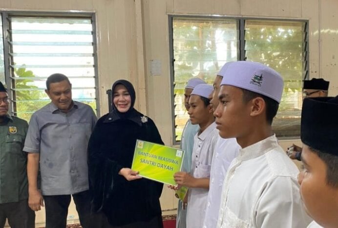 Wali Kota Banda Aceh Salurkan Beasiswa bagi 96 Santri Kurang Mampu